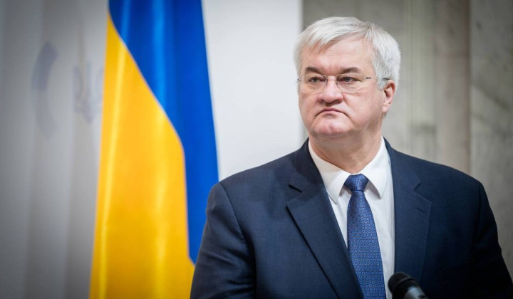 Portrait of Andriy Sibiga in front of the Verkhovna Rada