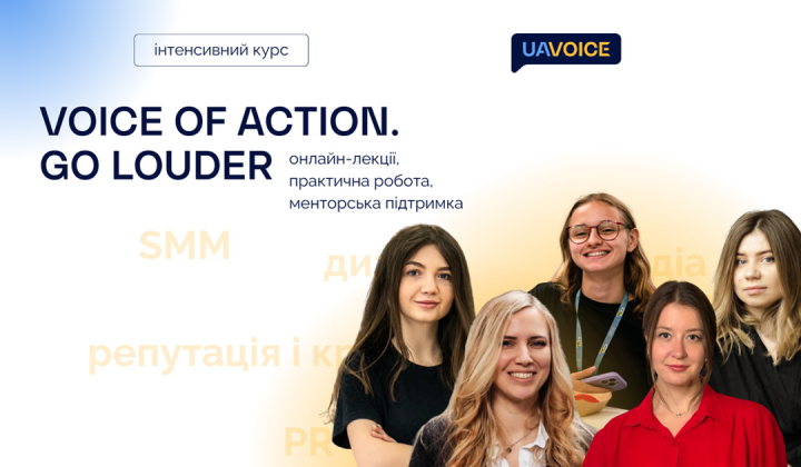 Група людей обговорює питання на курсі
