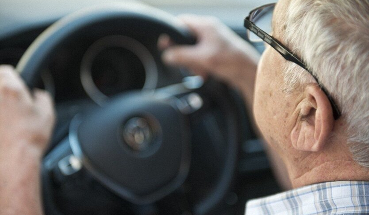 Літні водії на дорозі