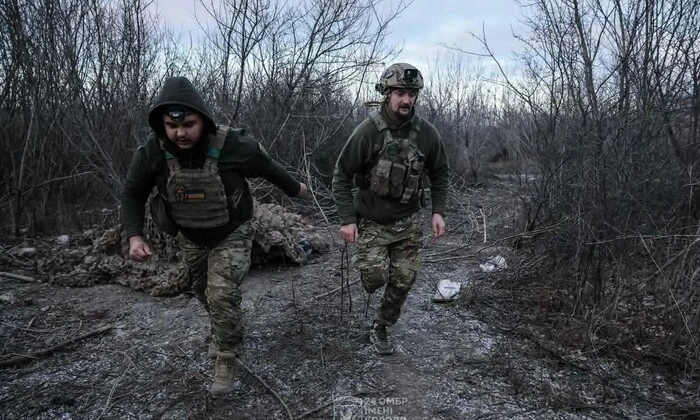 Изображение десятка военнослужащих в конце