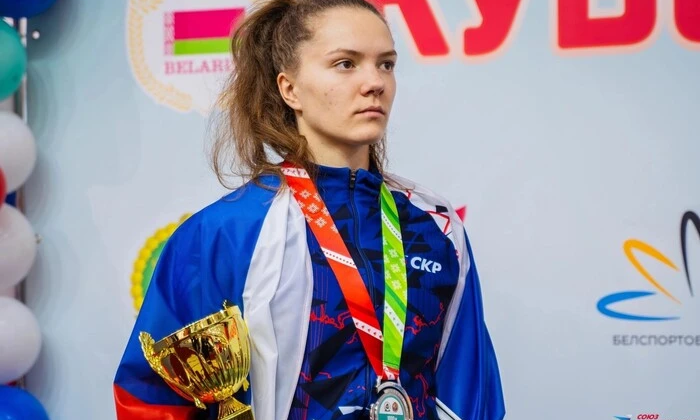 Российская фигуристка на фоне военных поддержек