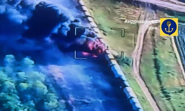 Палаючий ешелон біля окупованого Токмака