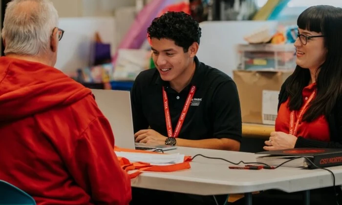 Молодые люди говорят по видеосвязи