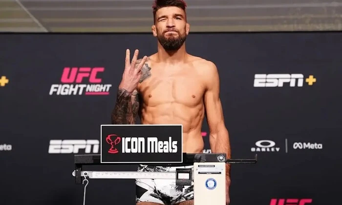 Амосов провів дебютний поєдинок у UFC