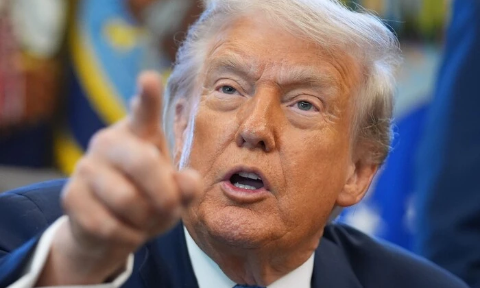 Золота монета з портретом Трампа