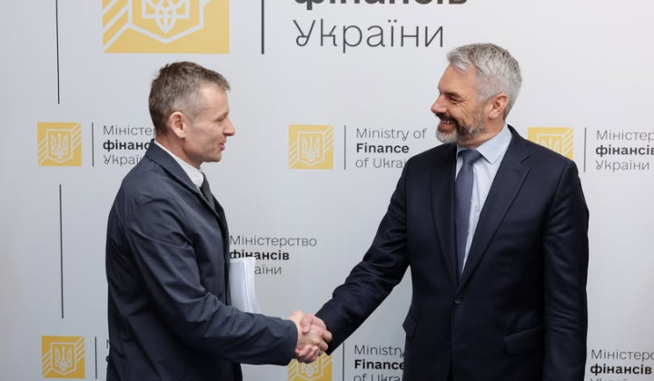 Photo of a prominent figure against the backdrop of the Ukrainian state flag