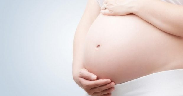 Вагітна жінка страждає від спеки