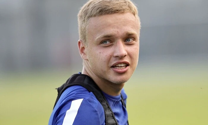 Хавбек Динамо у футболці Легії