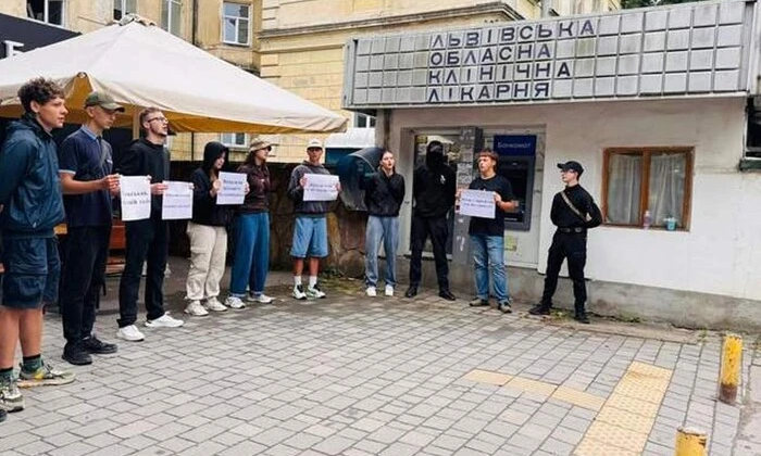 Ветераны требуют увольнения врача во Львове