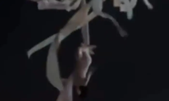 Гімнастка падає під час виступу