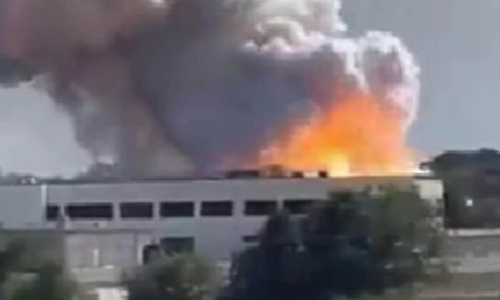 Вибухи на хімічному заводі спричинили пожежу