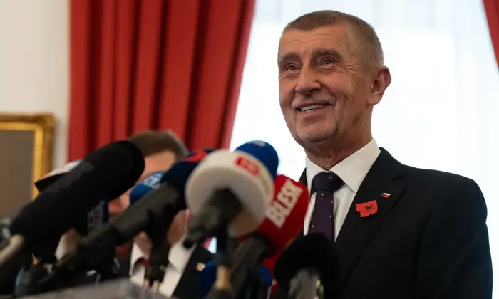 Премьер Чехии с глобусом и Гренландия