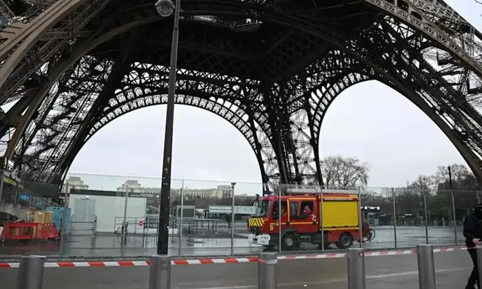 Пожежа в Ейфелевій вежі: евакуація тисяч людей
