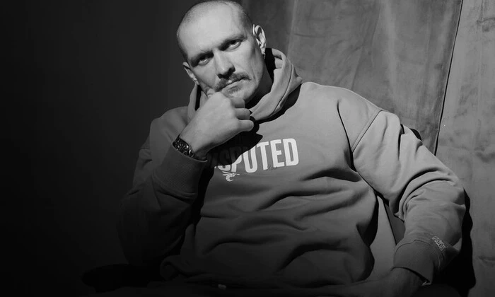 Боксер Усик на защите диссертации