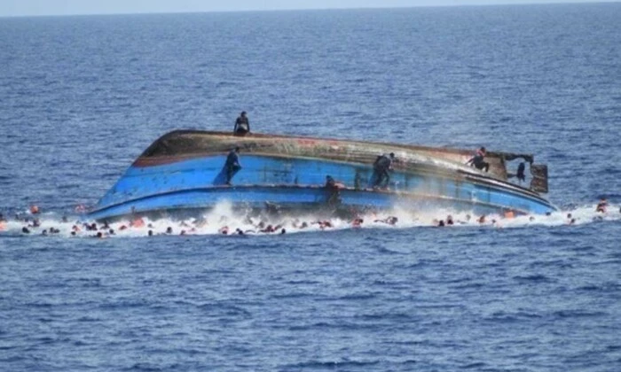 Лодка в воде с людьми