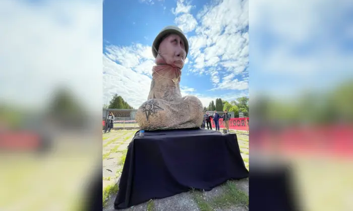 Фото фаллического Путина в Варшаве
