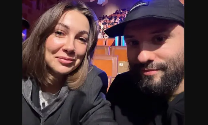 Розовий смішний гуморист розлучається з дружиною