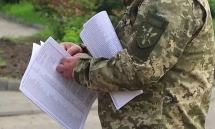 Воїни біля ТЦК, що захищали країну