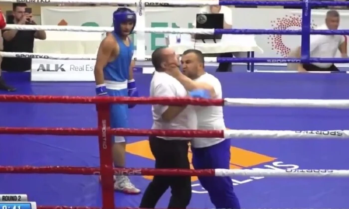 Тренер намагався задушити арбітра