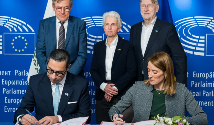 EU logo and Ukrainian flag