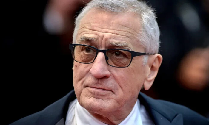 Robert De Niro says: 'Glory to Ukraine'