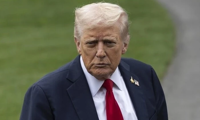 Дональд Трамп разговаривает по телефону