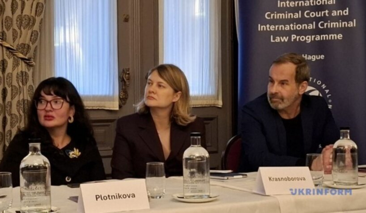 Фото российских военных и поврежденные здания