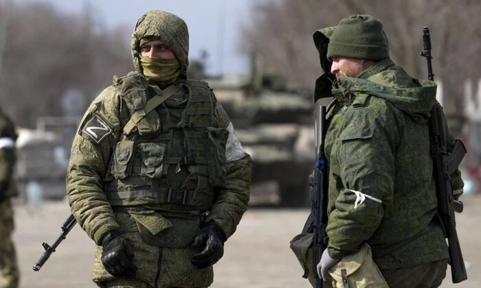 Російські військові неподалік Вовчанського агрегатного заводу