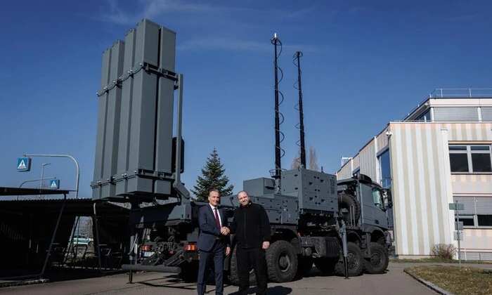 Правительство Украины и представитель компании Iris-T подписывают соглашение