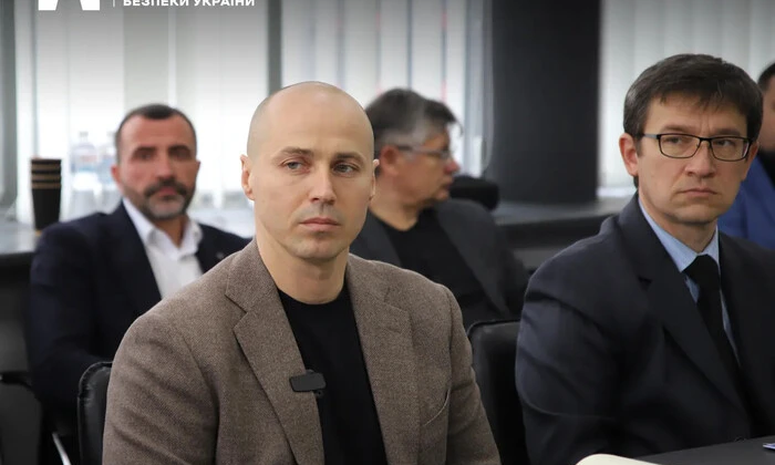 Група детективів працює в кол-центрі