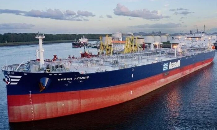 Задержанный нефтяной танкер в порту