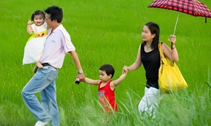 Багатодітна родина в'єтнамської пари