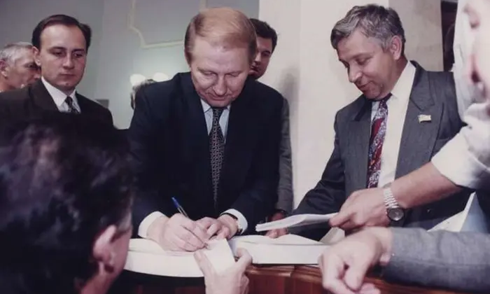 Экспредседатель напомнил, как Кучма обернул принятие Конституции в свою победу