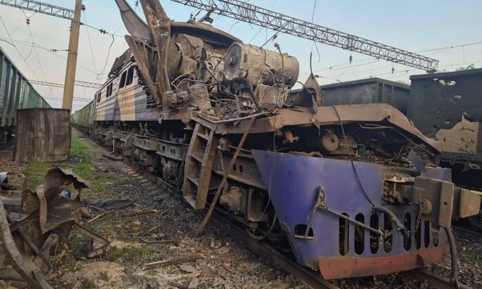 Потерті вагони локомотиву на залізниці