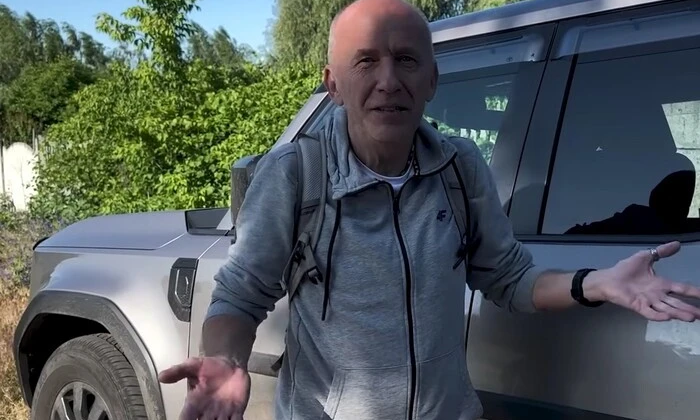 Поляк на могиле подруги в зоне боевых действий