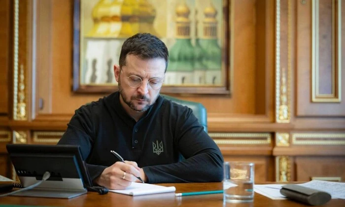 Зеленський слухає доповіді Сирського та Умєрова