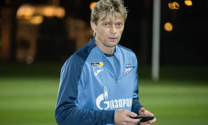 Анатолій Тимощук із футболом в руках