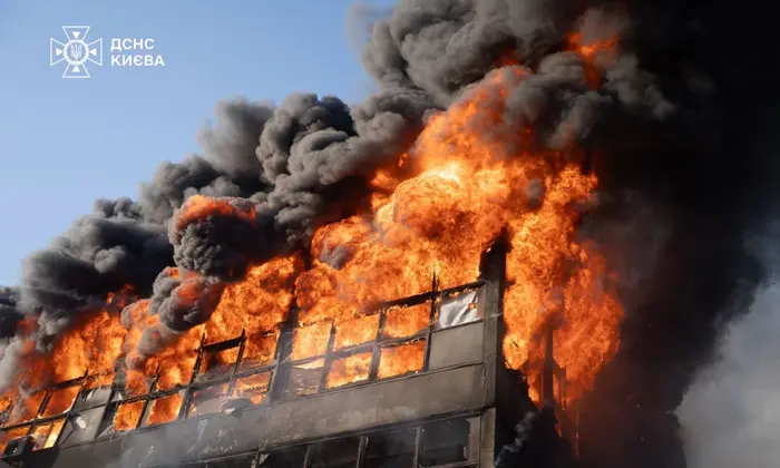 Ракети та дрони у нічному небі