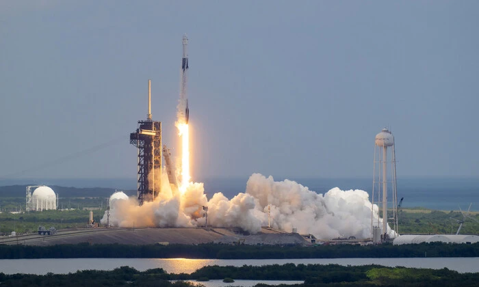 SpaceX доставила новый экипаж на МКС