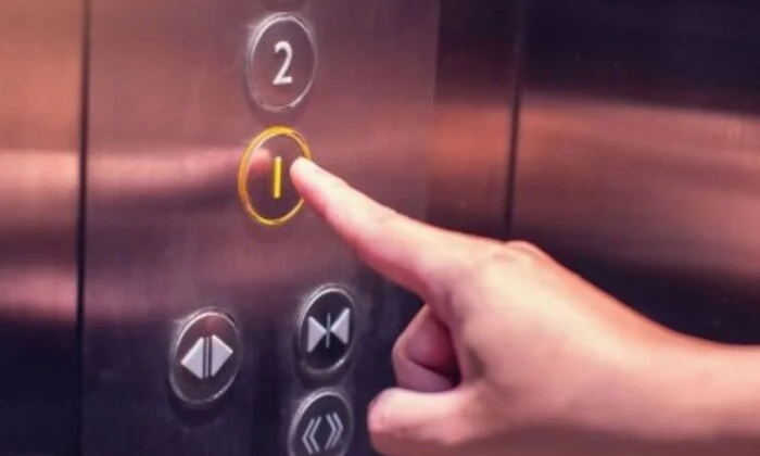 Пенсіонер в ліфті на чотири дні