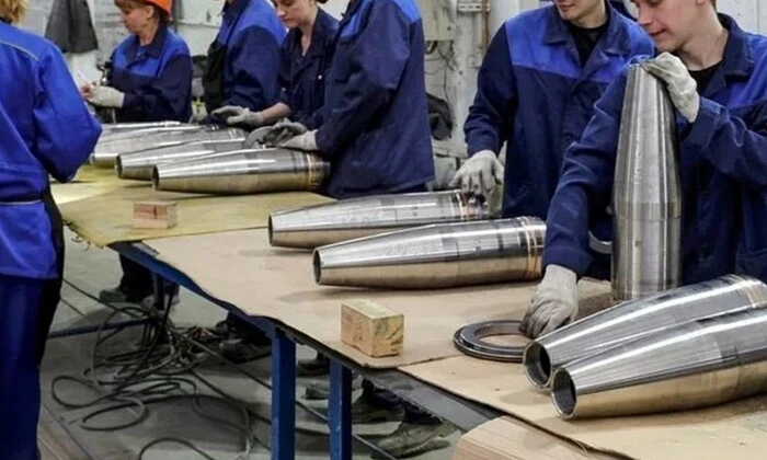 Студенти працюють на військовому заводі