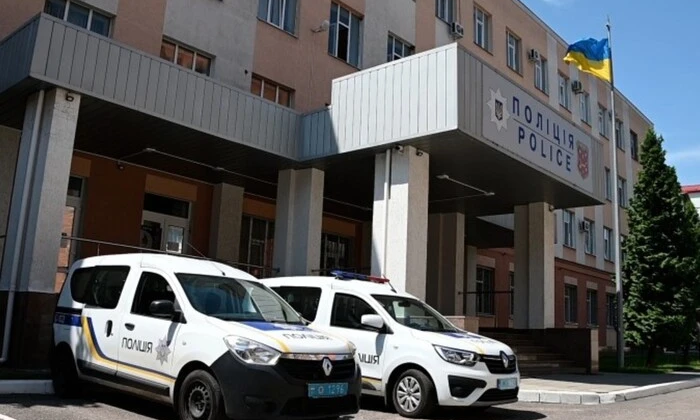 Фото учнів школи Полтави у суді