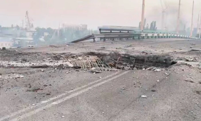 Росіяни вдарили КАБами по мосту в Херсоні
