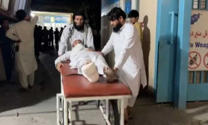 На фото підтримка для постраждалих людей