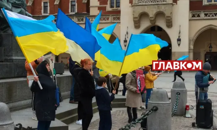 Українські біженці перетинають кордон у Польщі