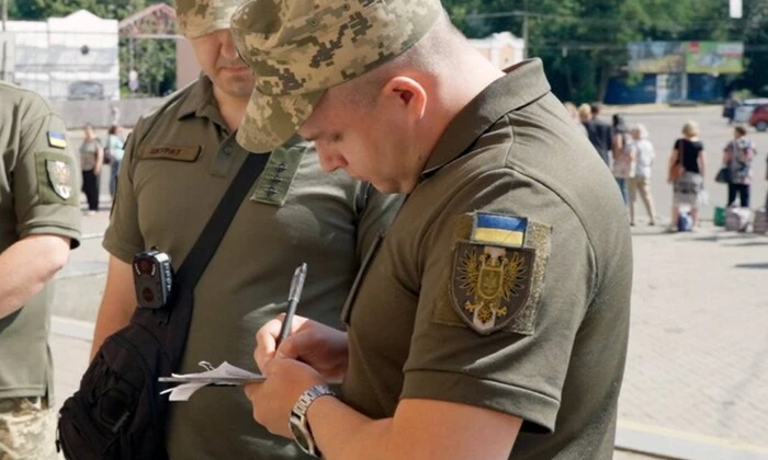Мужчина напал на полицейского и сотрудника ТЦК