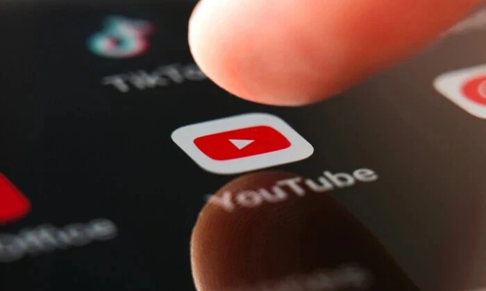 Логотип YouTube на чорному фоні