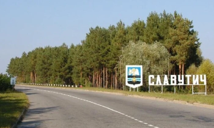 Славутич: рятувальники та служби ліквідують наслідки ворожої атаки