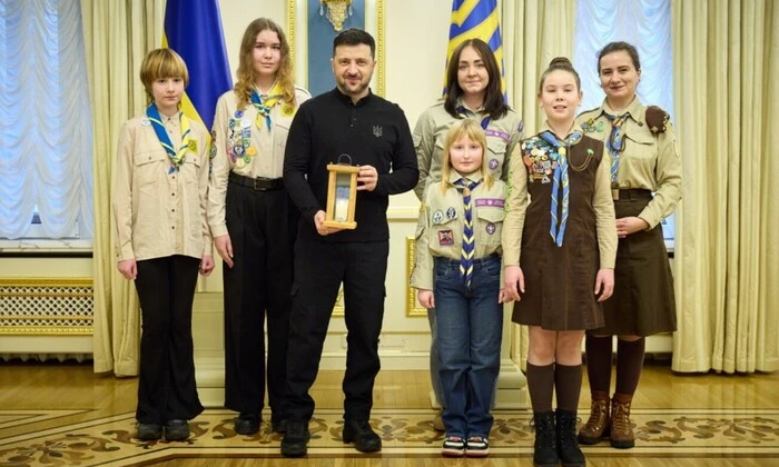 Зеленский получает Вифлеемский огонь мира