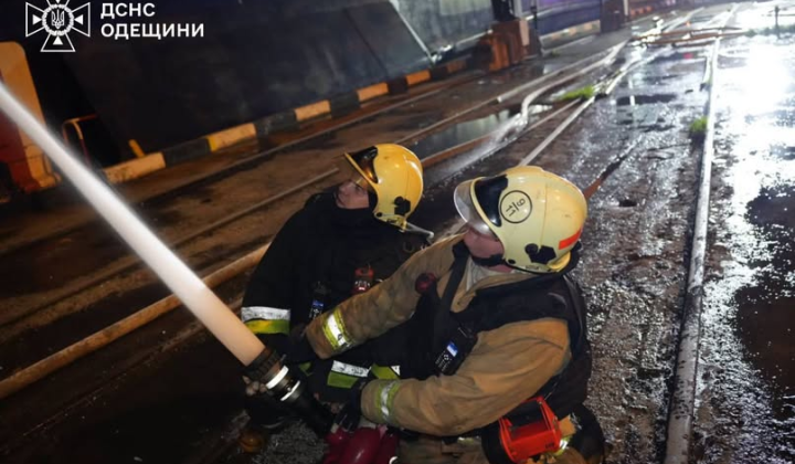 Росіяни атакують цивільне судно в Одесі